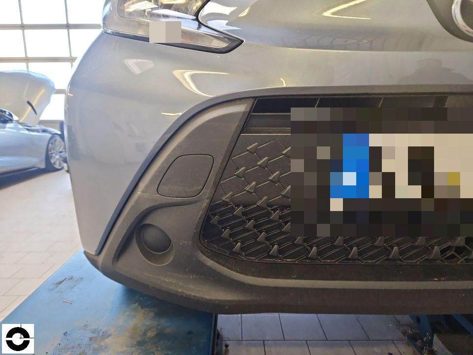 Frontansicht, Kühlergrill und Stoßfänger, Kennzeichen bereits pixeliert, Fahrzeug auf Hebebühne