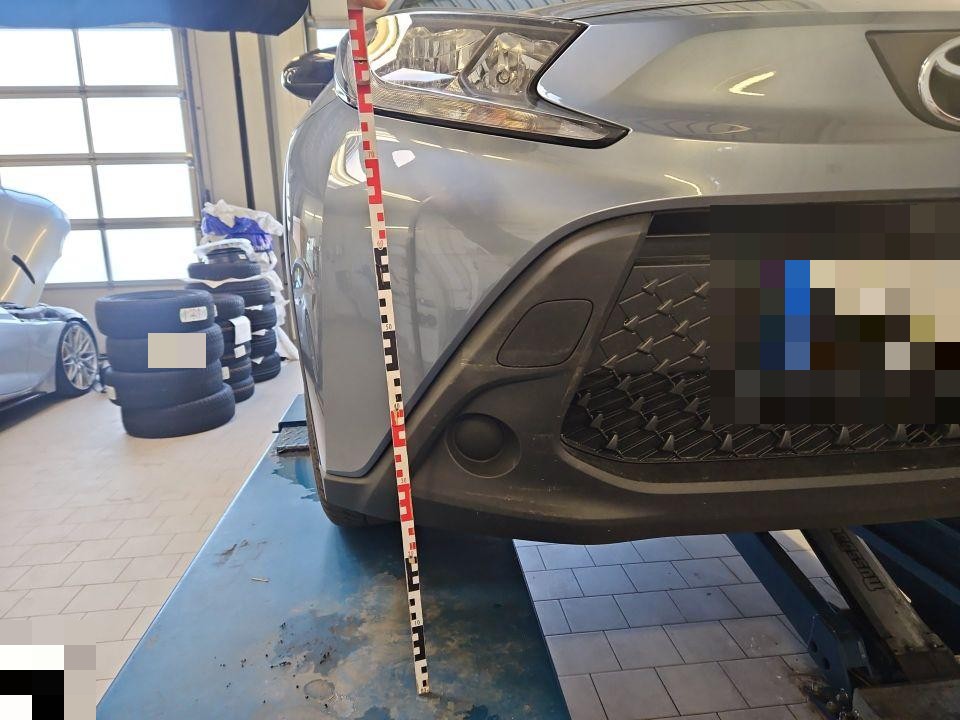 Frontpartie rechts mit Messlatte, Stoßfänger und Scheinwerfer in Werkstatt