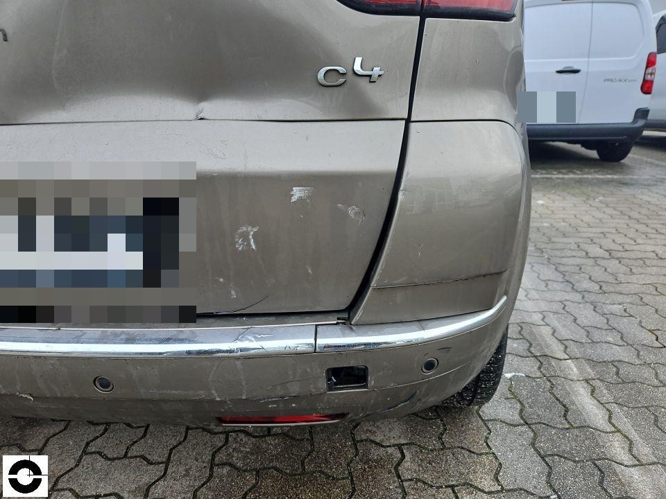Heckansicht mit Unfallschaden an linker Heckseite, Stoßstange und Chromleiste beschädigt