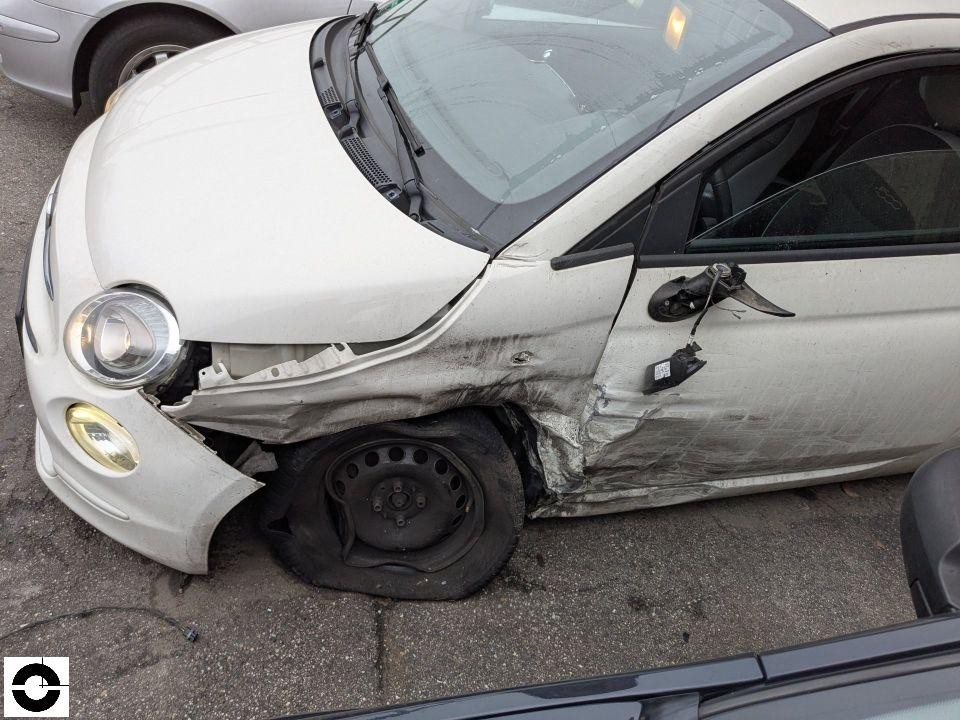 Frontansicht mit schwerem Schaden an linker Vorderseite, Kotflügel und Tür stark eingedrückt