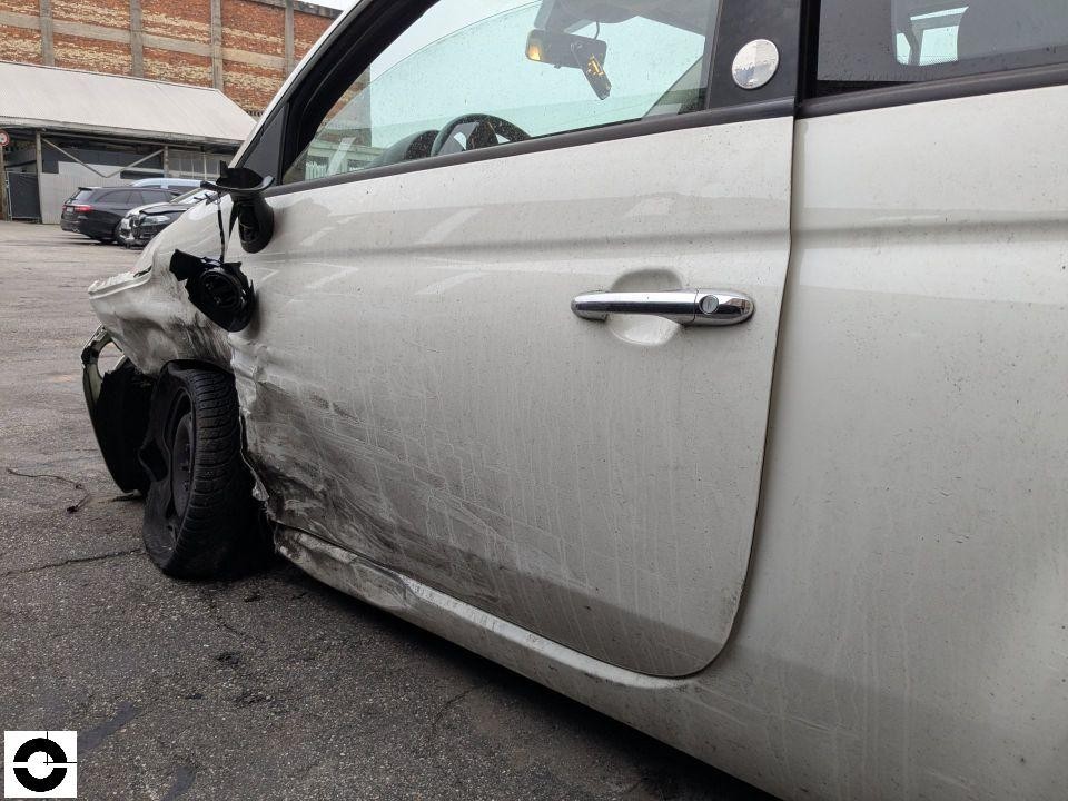 Seitenansicht links, schwerer Frontschaden am vorderen Kotflügel und Schweller