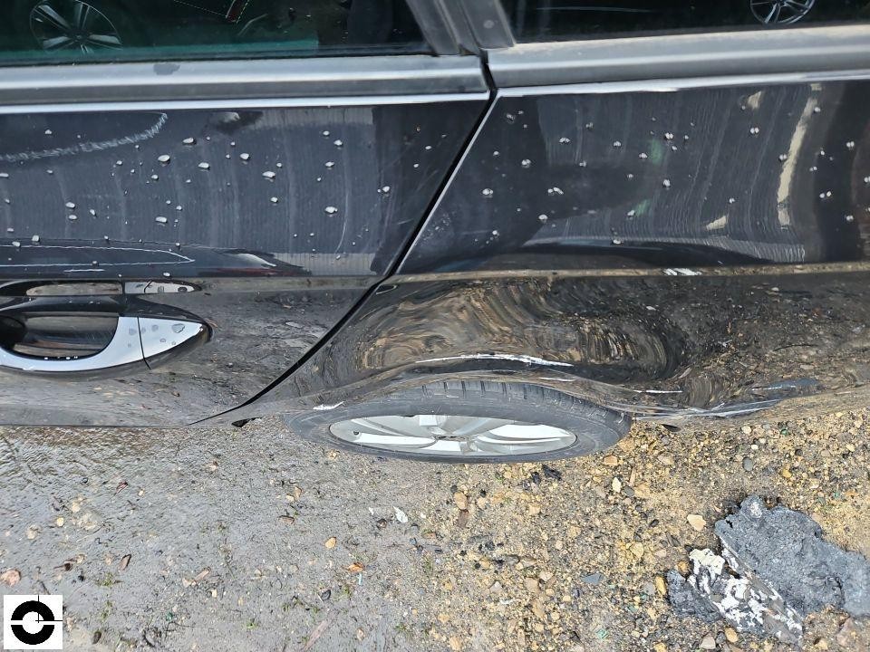 Seitenansicht linke Fahrzeugseite, Schweller und hinterer Kotflügel mit starken Kratzern und Beulen, Radkasten beschädigt