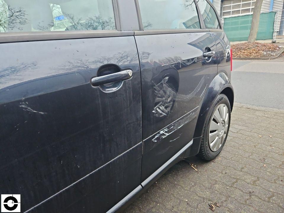 Seitenansicht rechts, Schürfschäden und Kratzer an hinterer Tür und Kotflügel